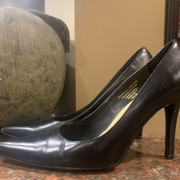 EUC- Colin Stuart- black Leather Stilettos. Size 7. - Picture 2 of 5